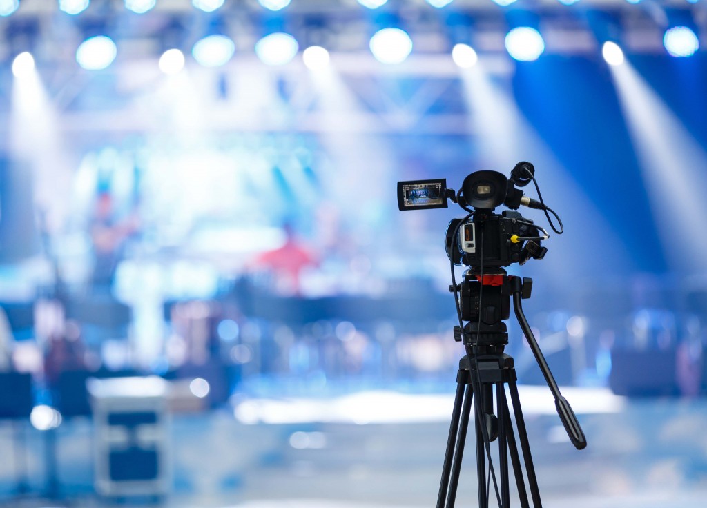 Tv camera in a concert hall Magazzino diventa il set di un film e noleggia una caldaia