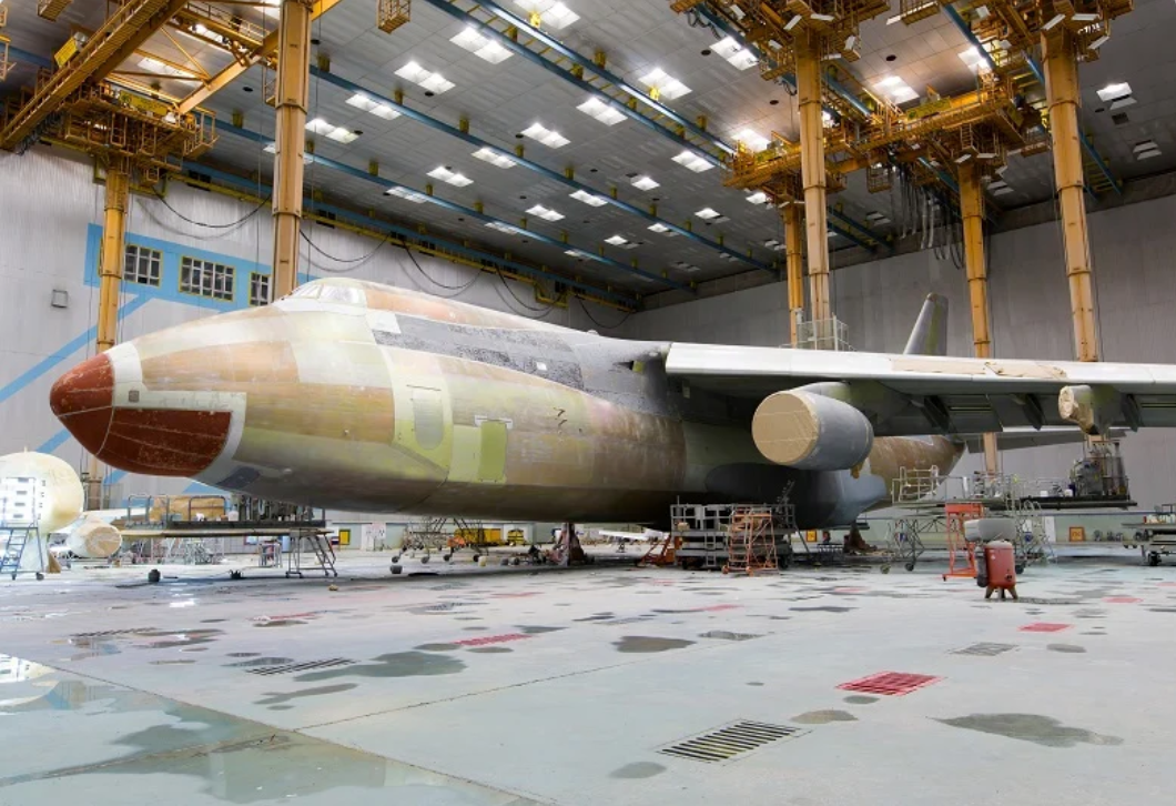 Estrazione fumi durante la verniciatura di una flotta di aerei