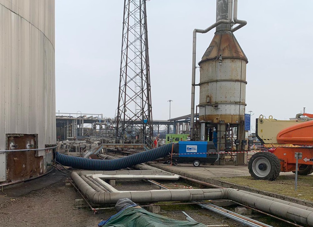 Riscaldatori a noleggio asciugano un silo dopo la verniciatura